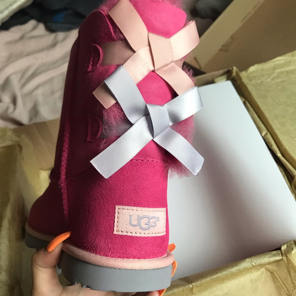 Never worn Big Kid Bailey bow uggs II